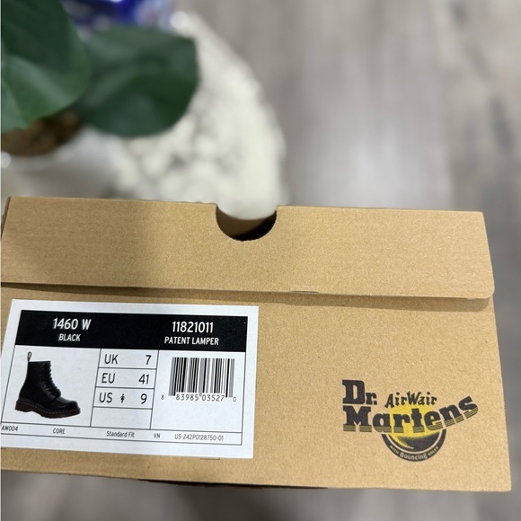 DR. MARTENS WOMEN'S 1460 W PATENT LEATHER FASHION BOOT - SIZE: WOMEN 9. Black - Picture 10 of 14